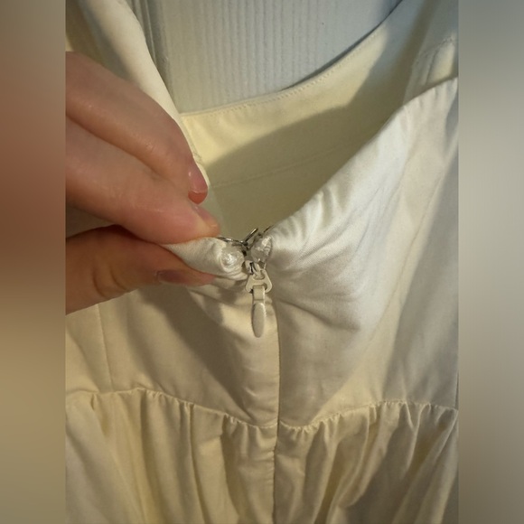 House of CB women’s ivory midi dress. Size: L - Picture 4 of 6